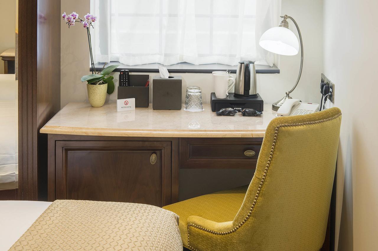 The George Street Hotel Оксфорд Екстер'єр фото A desk with a built-in lamp