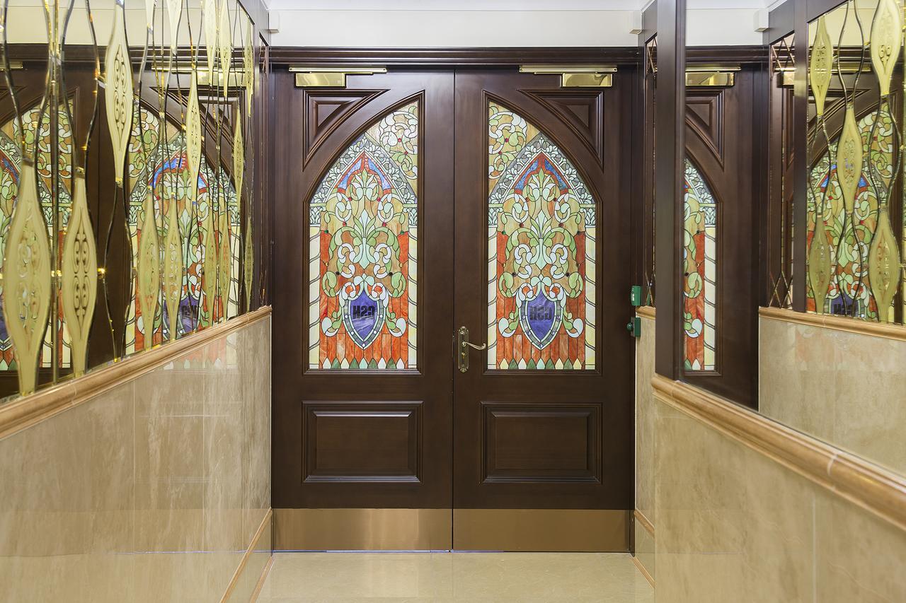 The George Street Hotel Оксфорд Екстер'єр фото The doors of the sanctuary