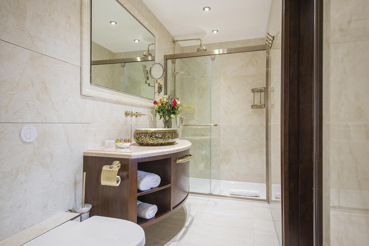 The George Street Hotel Оксфорд Екстер'єр фото A bathroom in a hotel