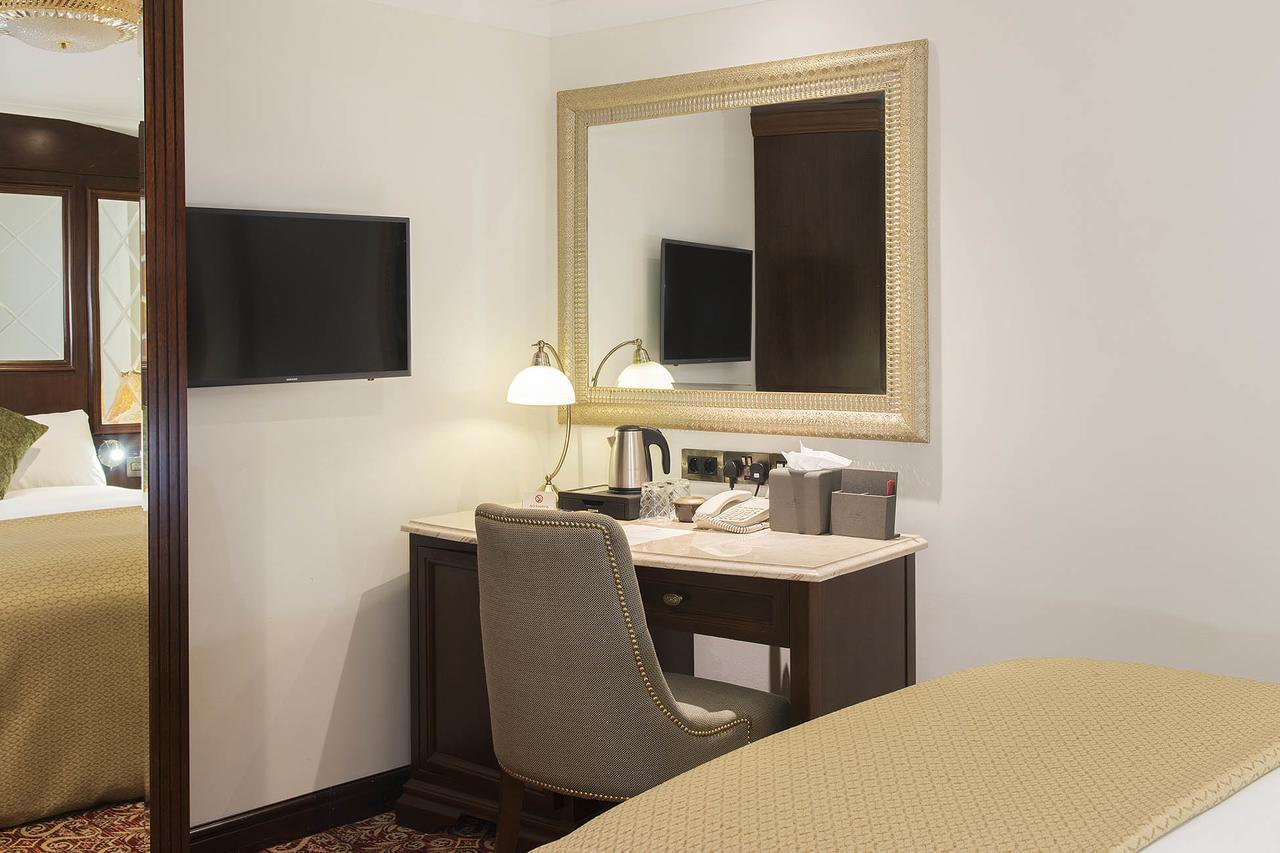 The George Street Hotel Оксфорд Екстер'єр фото A vanity table in a hotel room